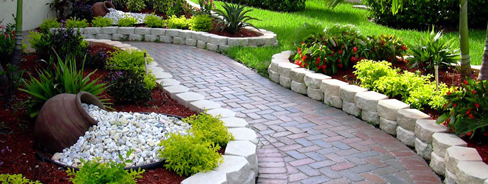 ایجاد راه پله ای با استفاده از سنگ های طبیعی در محوطه باغ ویلا