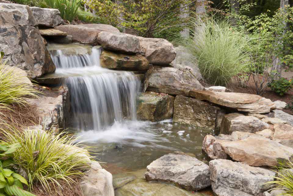 ساخت آبشار مصنوعی در محوطه باغ ویلا