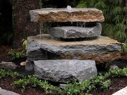 ساخت آبنمای سنگی در باغ ویلا